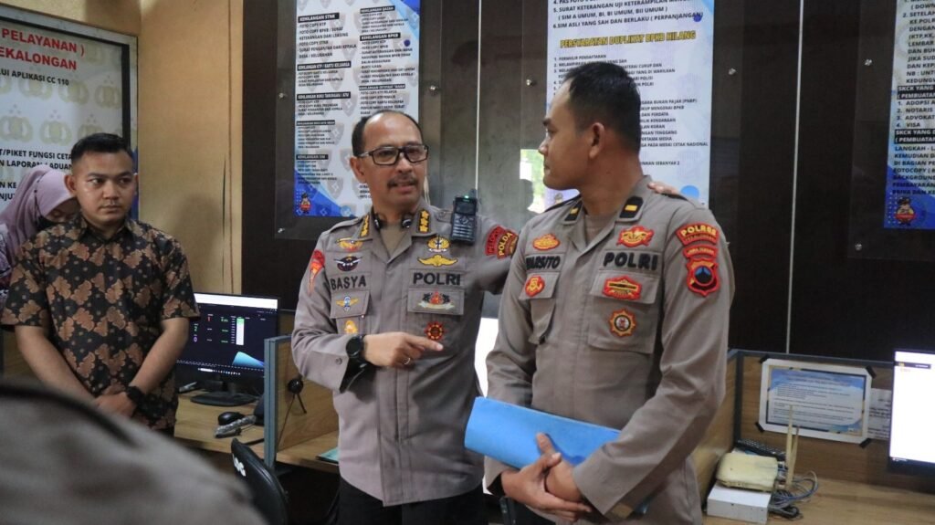 Portal Berita Indonesia dan Dunia Terkini Hari Ini, Update Harian Terbaru, Terlengkap, Tajam, Aktual dan Berimbang. Tim Asistensi Layanan Polisi 110 Polda Jateng Cek Layanan Call Center di Polres Pekalongan - Teropong Rakyat