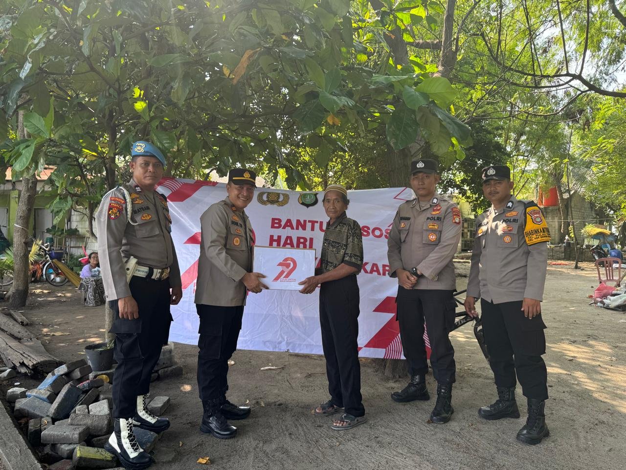 Baksos HUT Bhayangkara ke-79, Polsek Kepulauan Seribu Selatan Sambangi Warga dan Tokoh Masyarakat di Pulau Pari