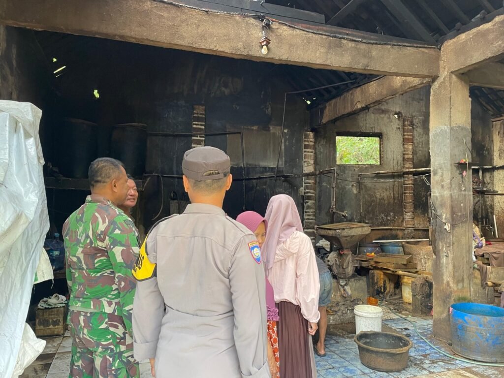 Portal Berita Indonesia dan Dunia Terkini Hari Ini, Update Harian Terbaru, Terlengkap, Tajam, Aktual dan Berimbang. Kebakaran Pabrik Tahu di Wiradesa Pekalongan, Api Berhasil Dipadamkan - Teropong Rakyat