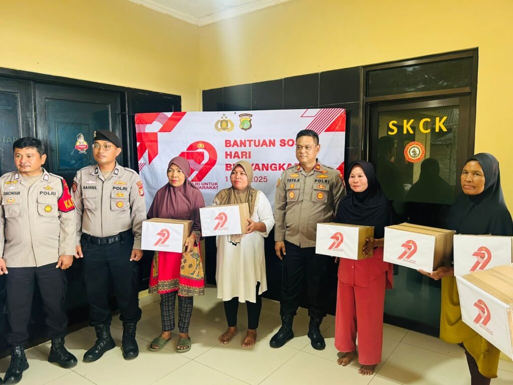 Portal Berita Indonesia dan Dunia Terkini Hari Ini, Update Harian Terbaru, Terlengkap, Tajam, Aktual dan Berimbang. Polsek Kepulauan Seribu Utara Salurkan 20 Paket Sembako, Wujud Kepedulian di Hari Bhayangkara ke-79 - Teropong Rakyat