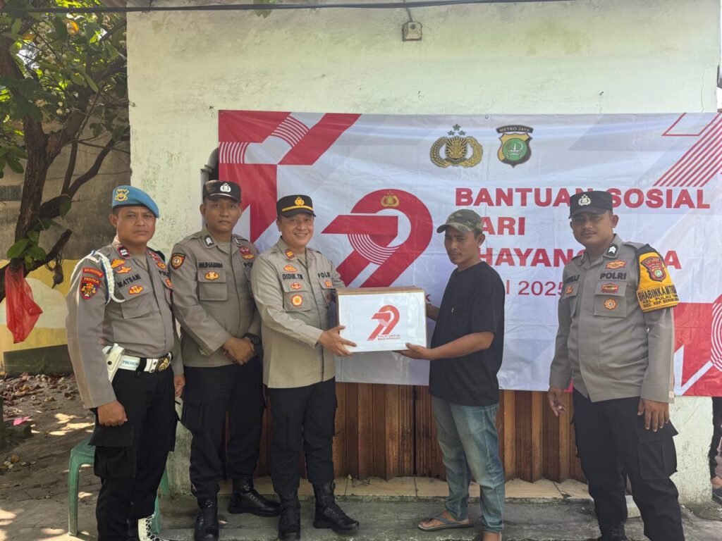 Portal Berita Indonesia dan Dunia Terkini Hari Ini, Update Harian Terbaru, Terlengkap, Tajam, Aktual dan Berimbang. Polsek Kepulauan Seribu Selatan Gelar Bakti Religi dan Baksos di Pulau Tidung, Sambut Hari Bhayangkara ke-79 - Teropong Rakyat