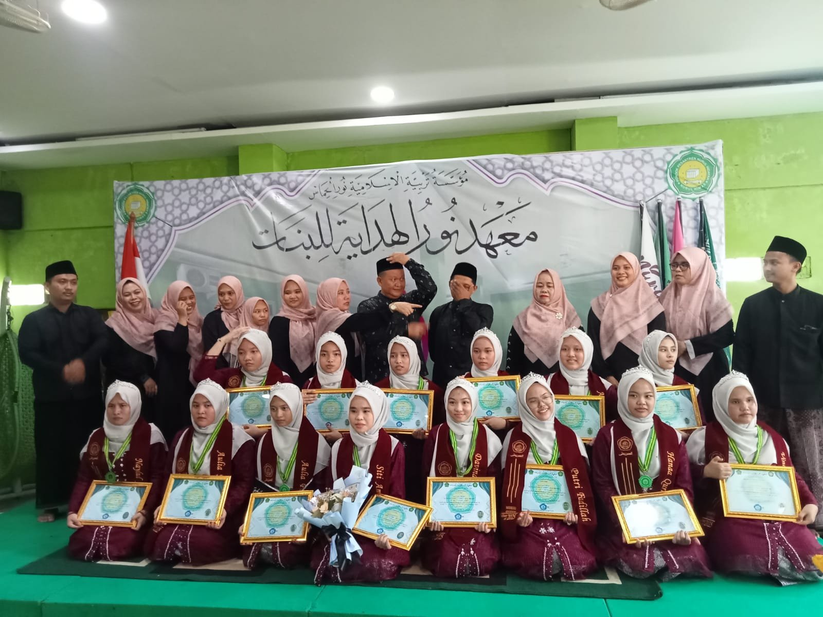 14 Santri Putri Nurul Hidayah Diwisuda, Ustadz: Jangan Pulang Hanya Bawa Ijazah, Tapi Bawa Akhlak!