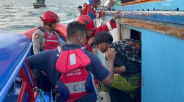 KM Doa Ibu Alami Mati Mesin di Perairan Pulau Laki, Polsek Kepulauan Seribu Selatan Lakukan Evakuasi Penumpang
