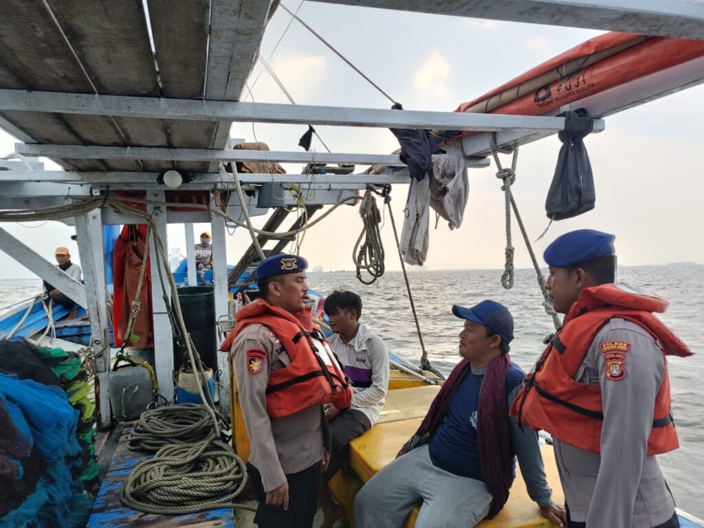 Portal Berita Indonesia dan Dunia Terkini Hari Ini, Update Harian Terbaru, Terlengkap, Tajam, Aktual dan Berimbang. Satpolairud Polres Kepulauan Seribu Gelar Patroli Dialogis, Antisipasi Perompak dan Cuaca Buruk - Teropong Rakyat