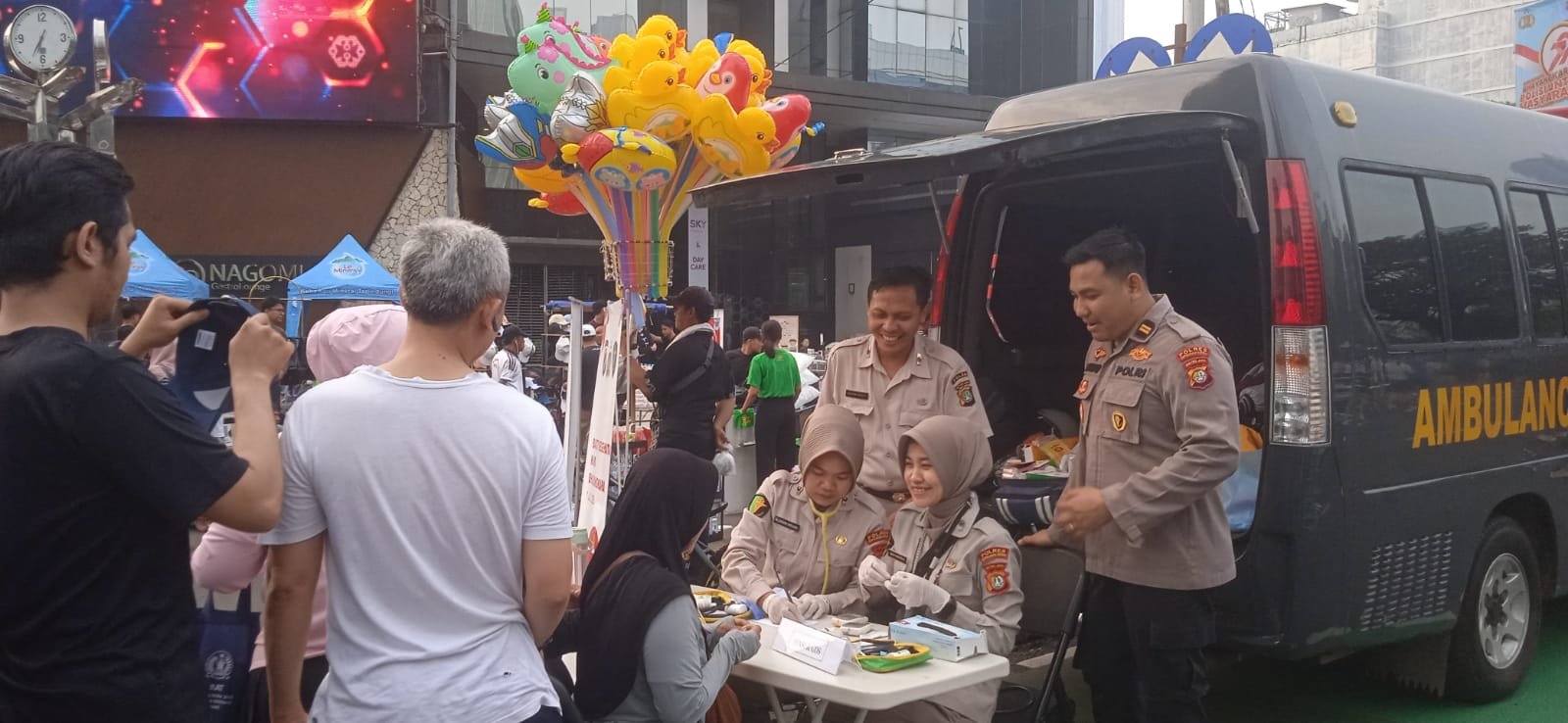Anggota Polsek Kepulauan Seribu Utara Bantu Penumpang Turun Kapal saat Amankan Dermaga