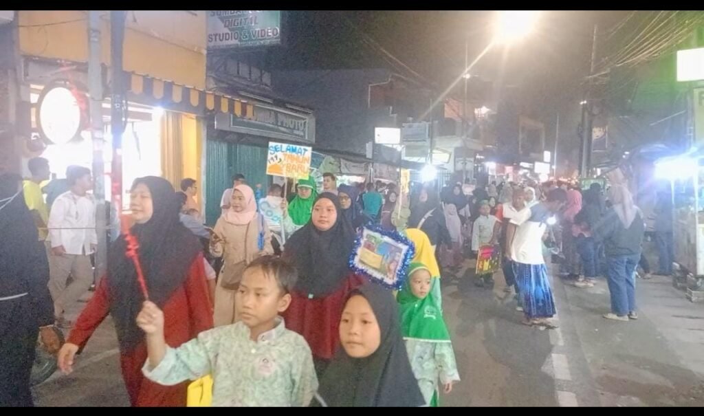 Portal Berita Indonesia dan Dunia Terkini Hari Ini, Update Harian Terbaru, Terlengkap, Tajam, Aktual dan Berimbang. Warga Cempaka Baru Gelar Pawai Obor di Malam Tahun Baru Islam 1447 H/2025 - Teropong Rakyat