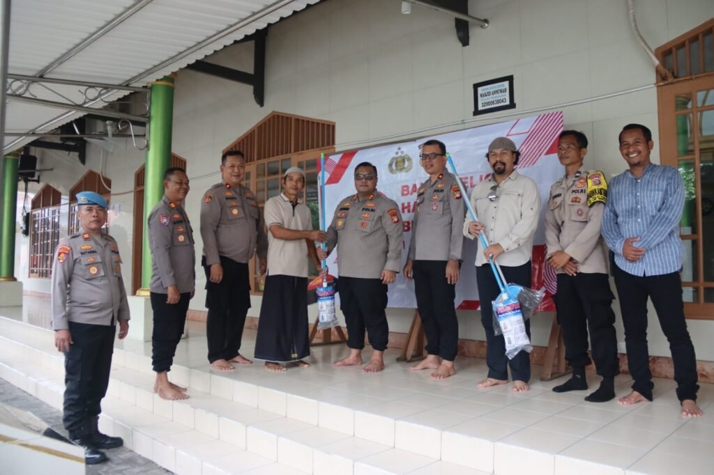 Kapolres Kepulauan Seribu Gelar Bakti Religi di Masjid Al Hidayah Pulau Harapan, Serahkan Bantuan Alat Kebersihan - Teropong Rakyat