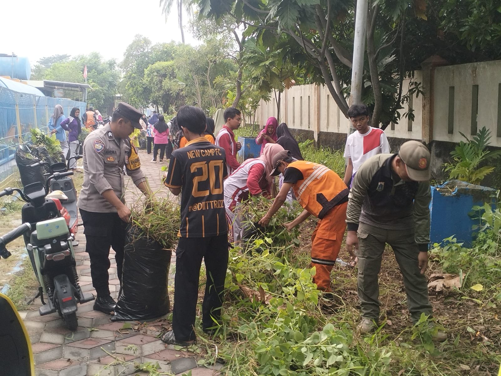 Bersatu untuk Lingkungan, Warga RW 03 Pulau Tidung Gelar Kerja Bakti Bersama Polri