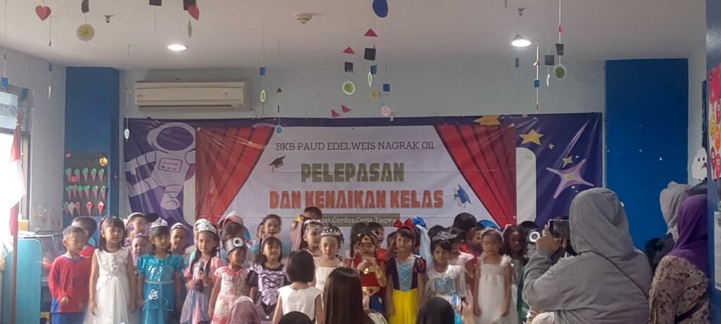 Portal Berita Indonesia dan Dunia Terkini Hari Ini, Update Harian Terbaru, Terlengkap, Tajam, Aktual dan Berimbang. PAUD Edelweis Nagrak 011 Gelar Pelepasan dan Kenaikan Kelas: Sukses dan Haru Menyelimuti Perpisahan - Teropong Rakyat