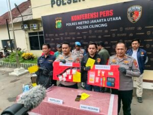 Portal Berita Indonesia dan Dunia Terkini Hari Ini, Update Harian Terbaru, Terlengkap, Tajam, Aktual dan Berimbang. Polsek Cilincing Ungkap Kasus Peredaran Narkoba, Amankan Pria 37 Tahun dengan Barang Bukti Sabu Hampir Setengah Kilo - Teropongrakyat.co
