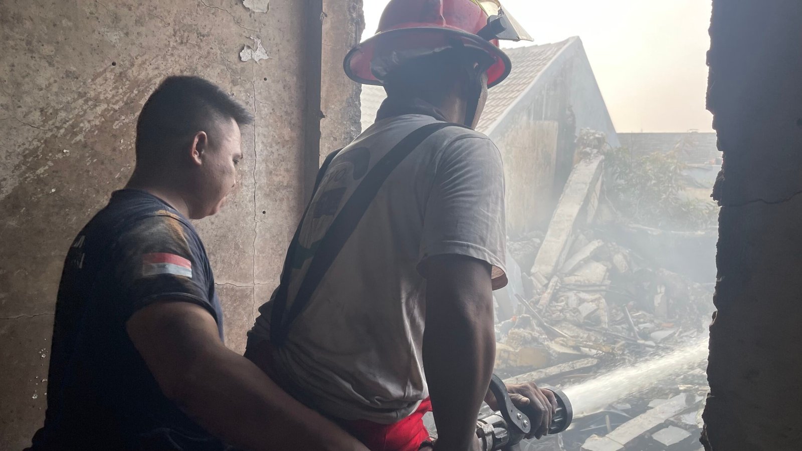 Pasca 2 Hari Terbakar nya Gudang Beserta Toko Ban di Bekasi Tim Damkar Masih Lakukan Pendinginan