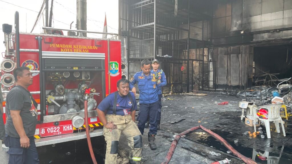 Portal Berita Indonesia dan Dunia Terkini Hari Ini, Update Harian Terbaru, Terlengkap, Tajam, Aktual dan Berimbang. Pasca 2 Hari Terbakar nya Gudang Beserta Toko Ban di Bekasi Tim Damkar Masih Lakukan Pendinginan - Teropong Rakyat