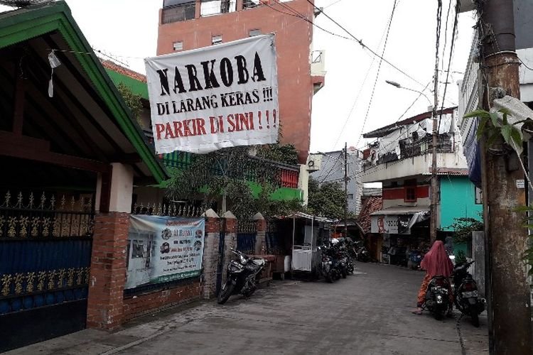 Portal Berita Indonesia dan Dunia Terkini Hari Ini, Update Harian Terbaru, Terlengkap, Tajam, Aktual dan Berimbang. Kisah Dari Barat Jakarta, Kampung Boncos yang Miliki Sejuta Catatan Kelam Sebagai Sarang Narkoba - Teropong Rakyat