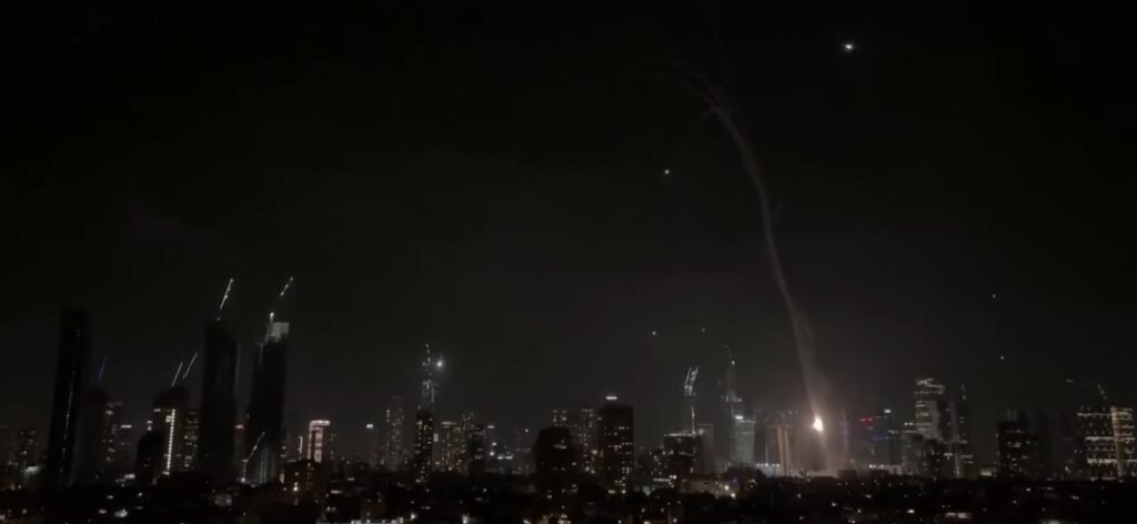 Portal Berita Indonesia dan Dunia Terkini Hari Ini, Update Harian Terbaru, Terlengkap, Tajam, Aktual dan Berimbang. Israel Kewalahan Hadapi Serangan Balasan Rudal Iran: "Seluruh Israel Diserang" - Teropong Rakyat