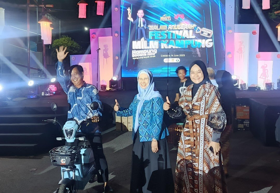 Portal Berita Indonesia dan Dunia Terkini Hari Ini, Update Harian Terbaru, Terlengkap, Tajam, Aktual dan Berimbang. Kang Hero Bersama Warga Berbagi Kebahagiaan Dalam Rangka Festival Milm Kampung 2025 - Teropongrakyat.co