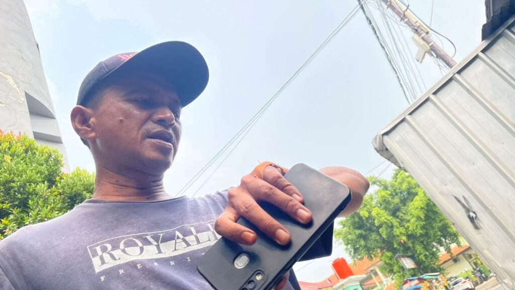 Portal Berita Indonesia dan Dunia Terkini Hari Ini, Update Harian Terbaru, Terlengkap, Tajam, Aktual dan Berimbang. Praktik Calo dan Bagi-Bagi Amplop di Satpas Bekasi Kota Masih Menjamur, APH Sengaja Tutup Mata? - Teropongrakyat.co