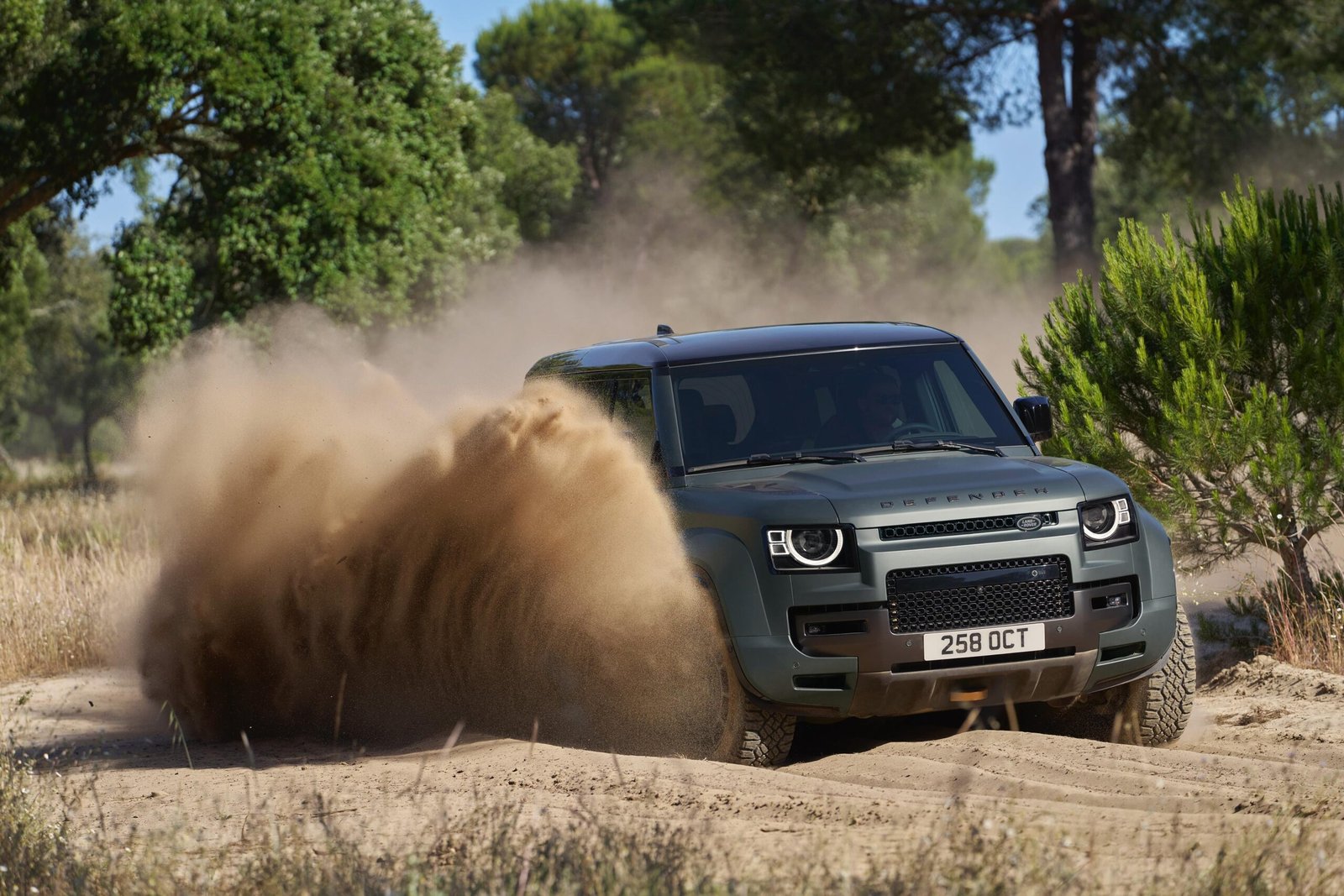 Tonjolkan Tampilan Gahar, Land Rover Defender Octa Resmi Meluncur di Indonesia!