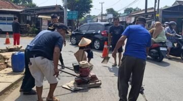 Lewat Program CSR, Kang Gunawan CEO PT Guna Mulya Ajak Warga Cibening Swadaya Kompak Benahi Jalan Rusak
