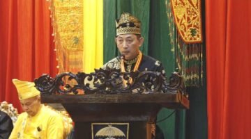 Kapolri Terima Anugerah Adat Ingatan Budi dari Lembaga Adat Melayu Riau