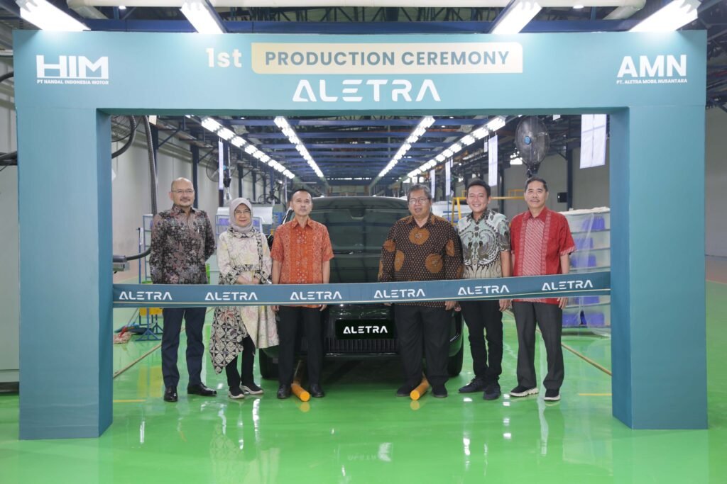 Portal Berita Indonesia dan Dunia Terkini Hari Ini, Update Harian Terbaru, Terlengkap, Tajam, Aktual dan Berimbang. Aletra Mulai Perakitan Lokal, Mobil Listrik Keluarga Terluas di Kelasnya Siap Mengaspal di Indonesia - Teropong Rakyat
