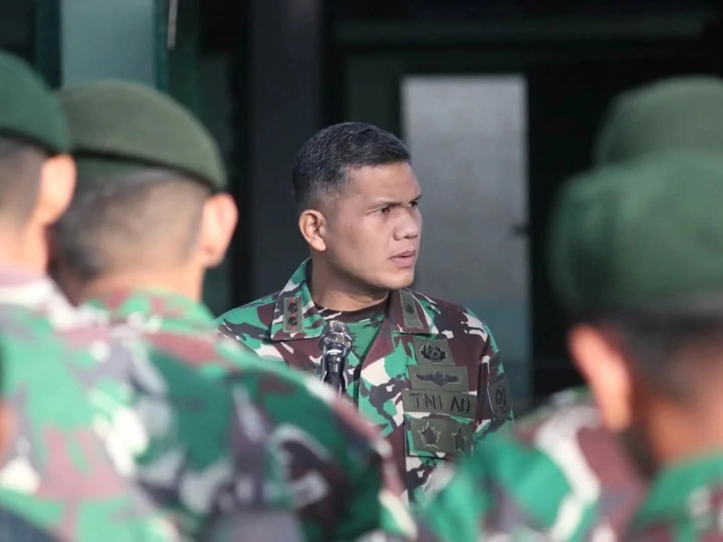 Danyonbekang 1 Kostrad Gelar Jam Komandan Dengan Berbagi Kebahagiaan Berikan Tali Asih dan Seragam Olahraga kepada Prajurit