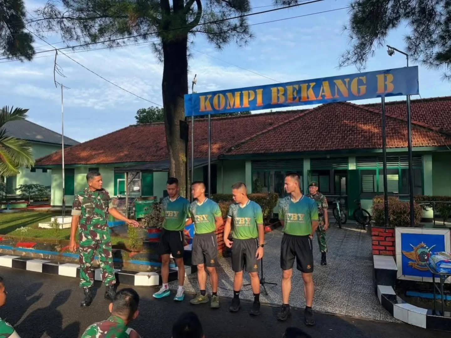 Portal Berita Indonesia dan Dunia Terkini Hari Ini, Update Harian Terbaru, Terlengkap, Tajam, Aktual dan Berimbang. Danyonbekang 1 Kostrad Gelar Jam Komandan Dengan Berbagi Kebahagiaan Berikan Tali Asih dan Seragam Olahraga kepada Prajurit - Teropong Rakyat