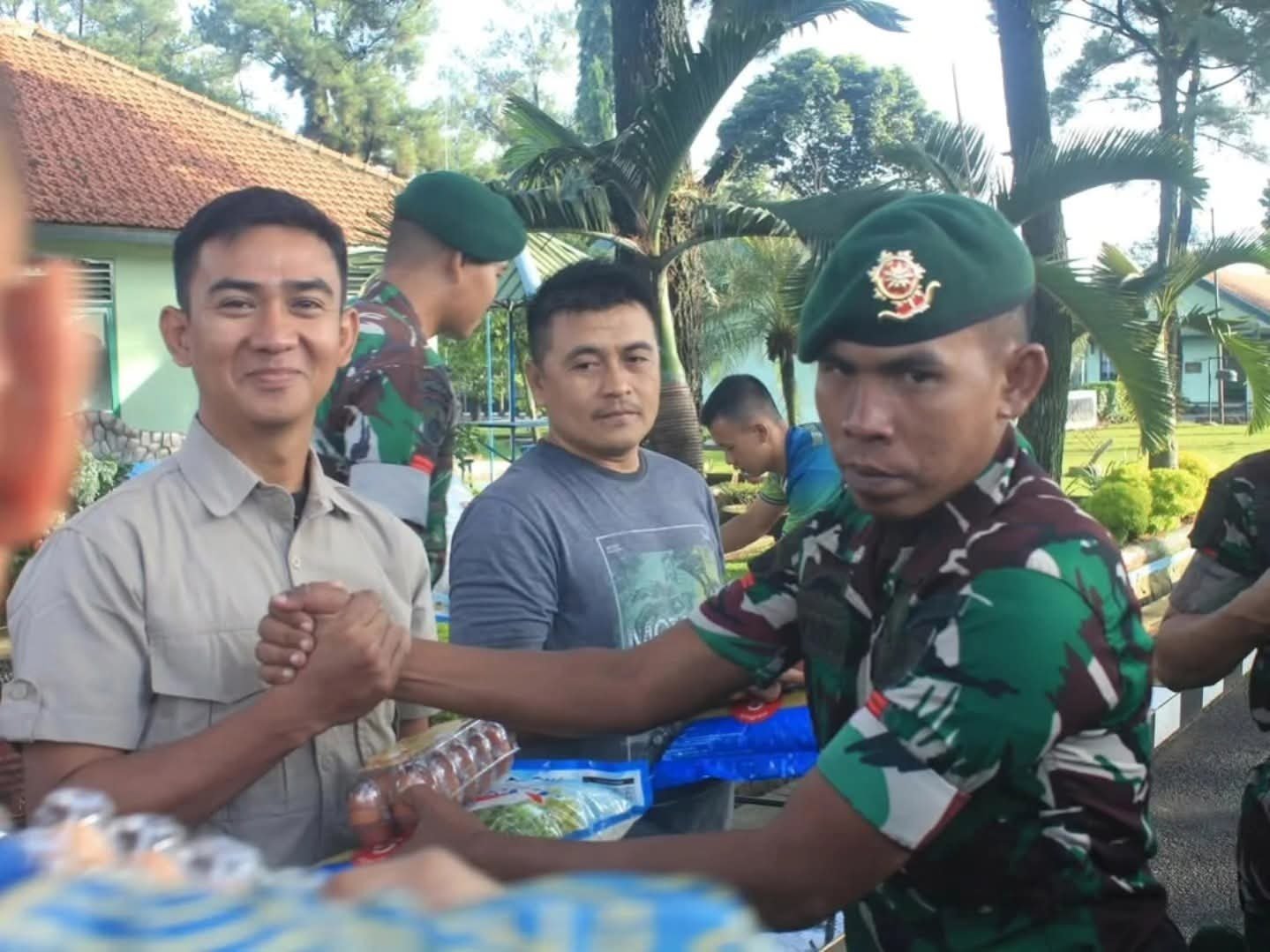 Portal Berita Indonesia dan Dunia Terkini Hari Ini, Update Harian Terbaru, Terlengkap, Tajam, Aktual dan Berimbang. Danyonbekang 1 Kostrad Gelar Jam Komandan Dengan Berbagi Kebahagiaan Berikan Tali Asih dan Seragam Olahraga kepada Prajurit - Teropong Rakyat