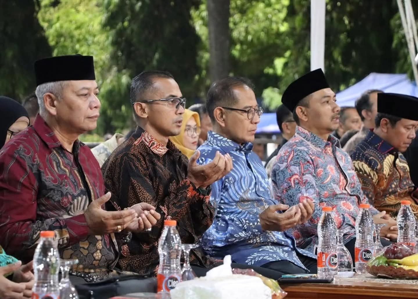 Portal Berita Indonesia dan Dunia Terkini Hari Ini, Update Harian Terbaru, Terlengkap, Tajam, Aktual dan Berimbang. Di Puncak Hari Jadi Ngawi Ke-667. Danyonarmed 12 Kostrad Bersama Forkopinda Kabupaten Ngawi Nobar Wayang Kulit “Dewa Ruci” - Teropong Rakyat