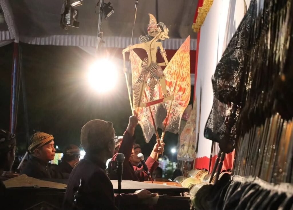 Portal Berita Indonesia dan Dunia Terkini Hari Ini, Update Harian Terbaru, Terlengkap, Tajam, Aktual dan Berimbang. Di Puncak Hari Jadi Ngawi Ke-667. Danyonarmed 12 Kostrad Bersama Forkopinda Kabupaten Ngawi Nobar Wayang Kulit “Dewa Ruci” - Teropong Rakyat