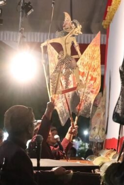 Di Puncak Hari Jadi Ngawi Ke-667. Danyonarmed 12 Kostrad Bersama Forkopinda Kabupaten Ngawi Nobar Wayang Kulit “Dewa Ruci” 