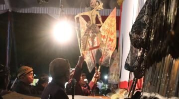 Di Puncak Hari Jadi Ngawi Ke-667. Danyonarmed 12 Kostrad Bersama Forkopinda Kabupaten Ngawi Nobar Wayang Kulit “Dewa Ruci” 