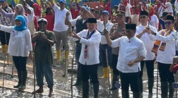 Polsek Kepulauan Seribu Utara Amankan Kunjungan Gubernur DKI Jakarta ke Pulau Kelapa, Tanam Mangrove hingga Serahkan Bibit Ikan