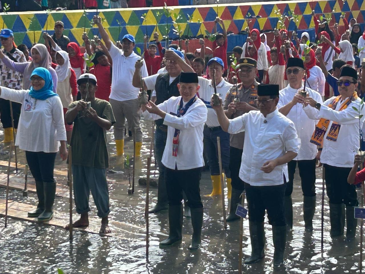 Polsek Kepulauan Seribu Utara Amankan Kunjungan Gubernur DKI Jakarta ke Pulau Kelapa, Tanam Mangrove hingga Serahkan Bibit Ikan