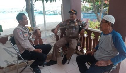 Bhabinkamtibmas Pulau Panggang Sambang Tokoh Masyarakat, Bahas Premanisme dan Imbau Warga Jauhi Judi Online - Teropong Rakyat