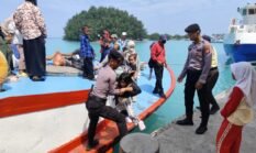 Polsek Kepulauan Seribu Utara Bantu Penumpang Turun Kapal, Cegah Sajam dan Narkoba Masuk Dermaga