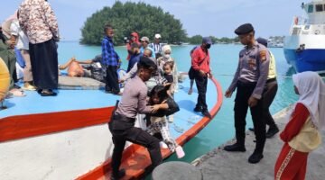 Polsek Kepulauan Seribu Utara Bantu Penumpang Turun Kapal, Cegah Sajam dan Narkoba Masuk Dermaga