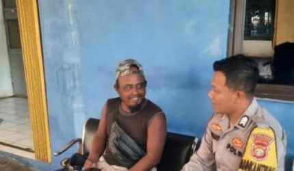 Polisi Humanis Sambang Tokoh Masyarakat, Bhabinkamtibmas Pulau Lancang Tegaskan Perangi Premanisme dan Judi Online - Teropong Rakyat