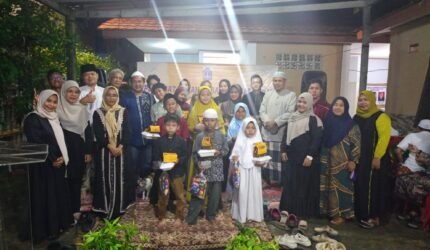 Peringati 10 Muharam Pengurus RT,RW 08 Kelurahan Utan Panjang Adakan Acara Santunan Anak Yatim - Teropong Rakyat