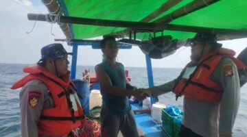 Satpolairud Polres Kepulauan Seribu Gelar Patroli Laut, Himbau Nelayan Gunakan Life Jacket dan Waspada Cuaca Buruk