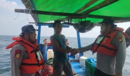 Satpolairud Polres Kepulauan Seribu Gelar Patroli Laut, Himbau Nelayan Gunakan Life Jacket dan Waspada Cuaca Buruk - Teropong Rakyat