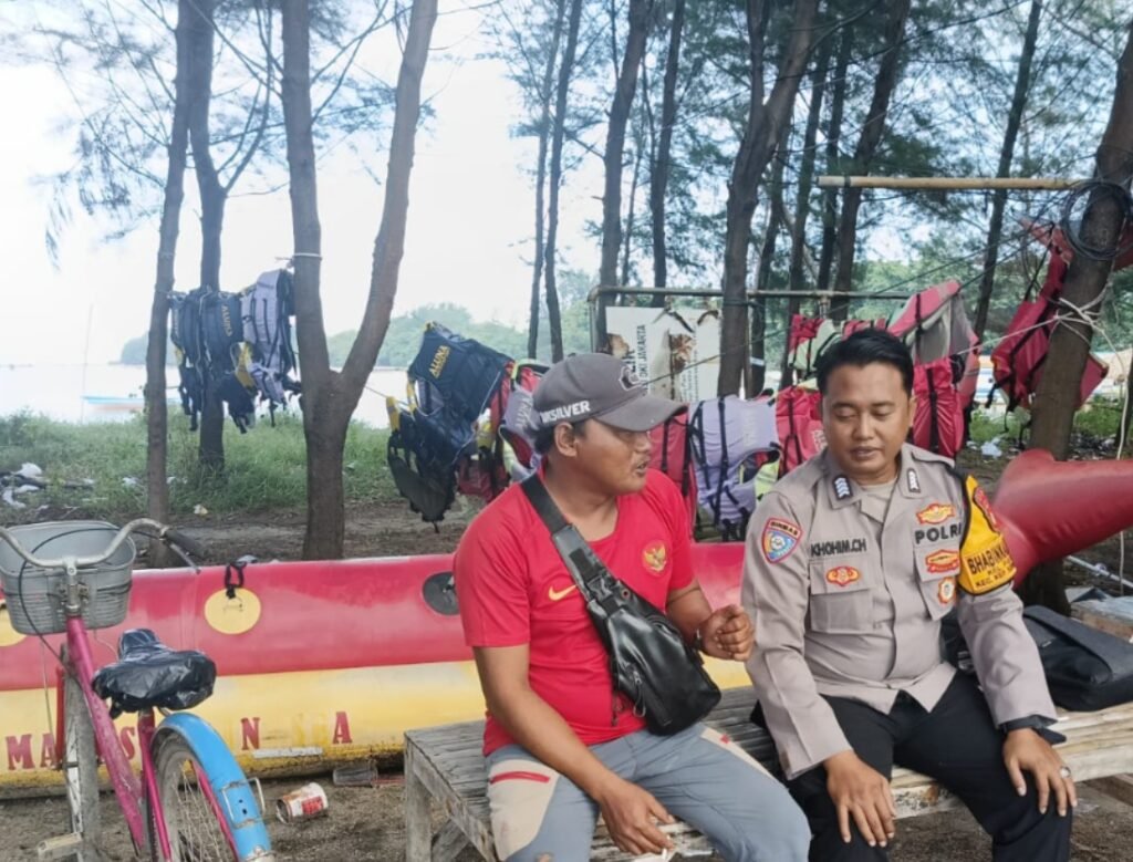 Portal Berita Indonesia dan Dunia Terkini Hari Ini, Update Harian Terbaru, Terlengkap, Tajam, Aktual dan Berimbang. Cegah Premanisme, Bhabinkamtibmas Pulau Pari Sambang Tokoh Masyarakat dan Imbau Warga Jauhi Judi Online - Teropong Rakyat