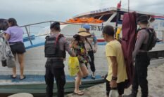 Polisi Bantu Penumpang Turun dari Kapal, Wujud Pengamanan Humanis di Dermaga Kepulauan Seribu Utara