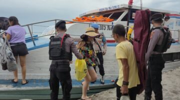 Polisi Bantu Penumpang Turun dari Kapal, Wujud Pengamanan Humanis di Dermaga Kepulauan Seribu Utara