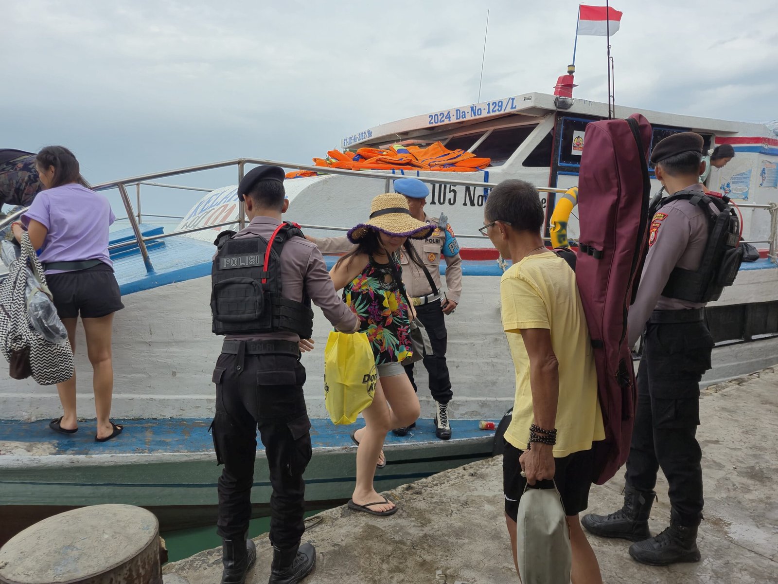 Polisi Bantu Penumpang Turun dari Kapal, Wujud Pengamanan Humanis di Dermaga Kepulauan Seribu Utara
