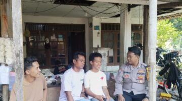 Bhabinkamtibmas Pulau Pari Sambang Tokoh Masyarakat, Ajak Warga Jaga Kamtibmas