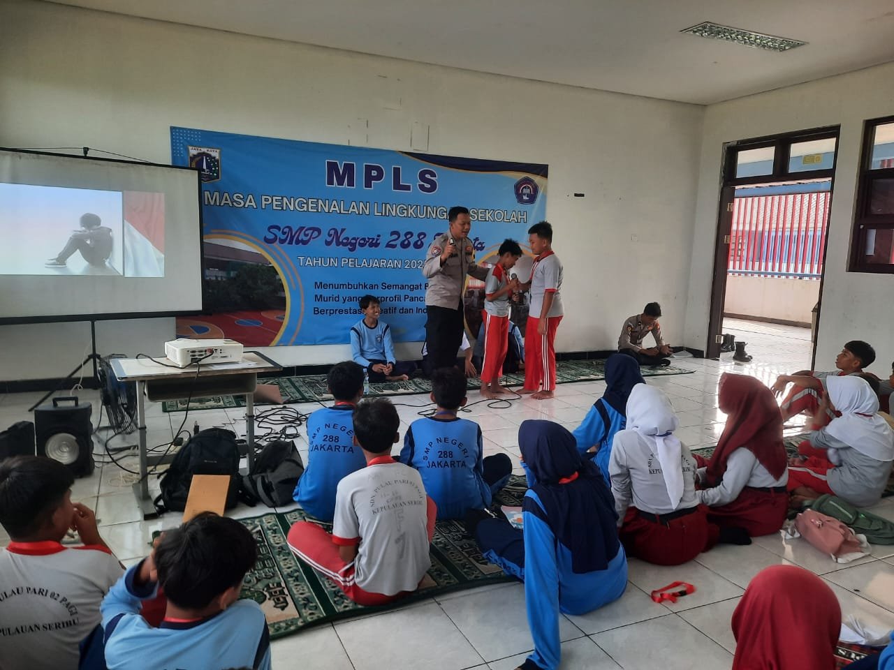 Bhabinkamtibmas Pulau Lancang Beri Sosialisasi Bahaya Narkoba kepada Siswa Baru SMPN 288 dalam Rangka MPLS