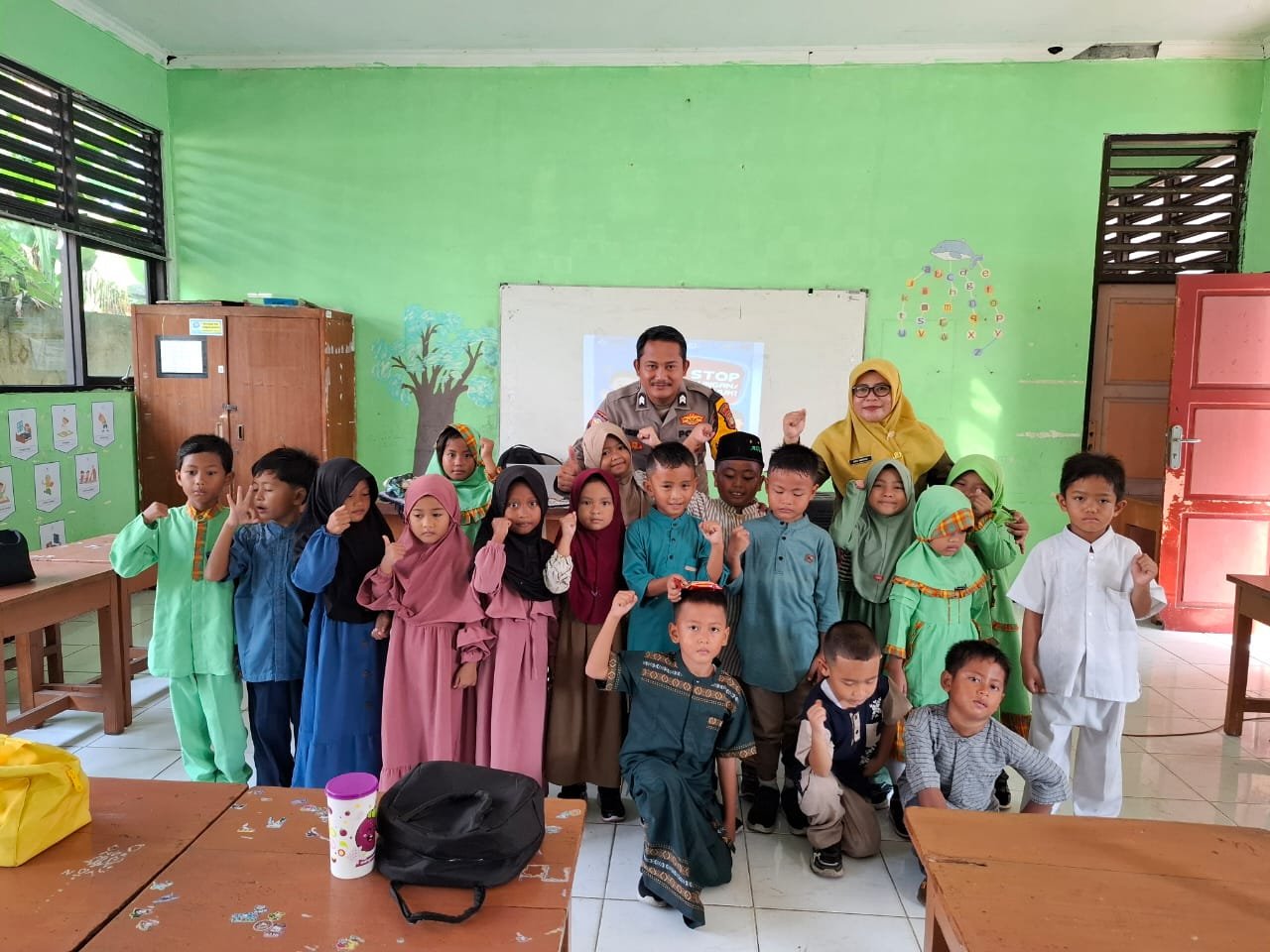 Bhabinkamtibmas Pulau Tidung Berikan Penyuluhan Anti-Bullying dalam MPLS SDN 03 Pagi Pulau Tidung