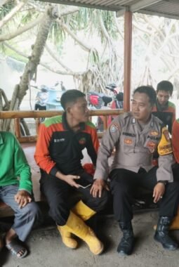 Bripka Khoim Chovivi Sambangi Tokoh Masyarakat, Ajak Jaga Kamtibmas dan Tolak Judi Online di Pulau Pari