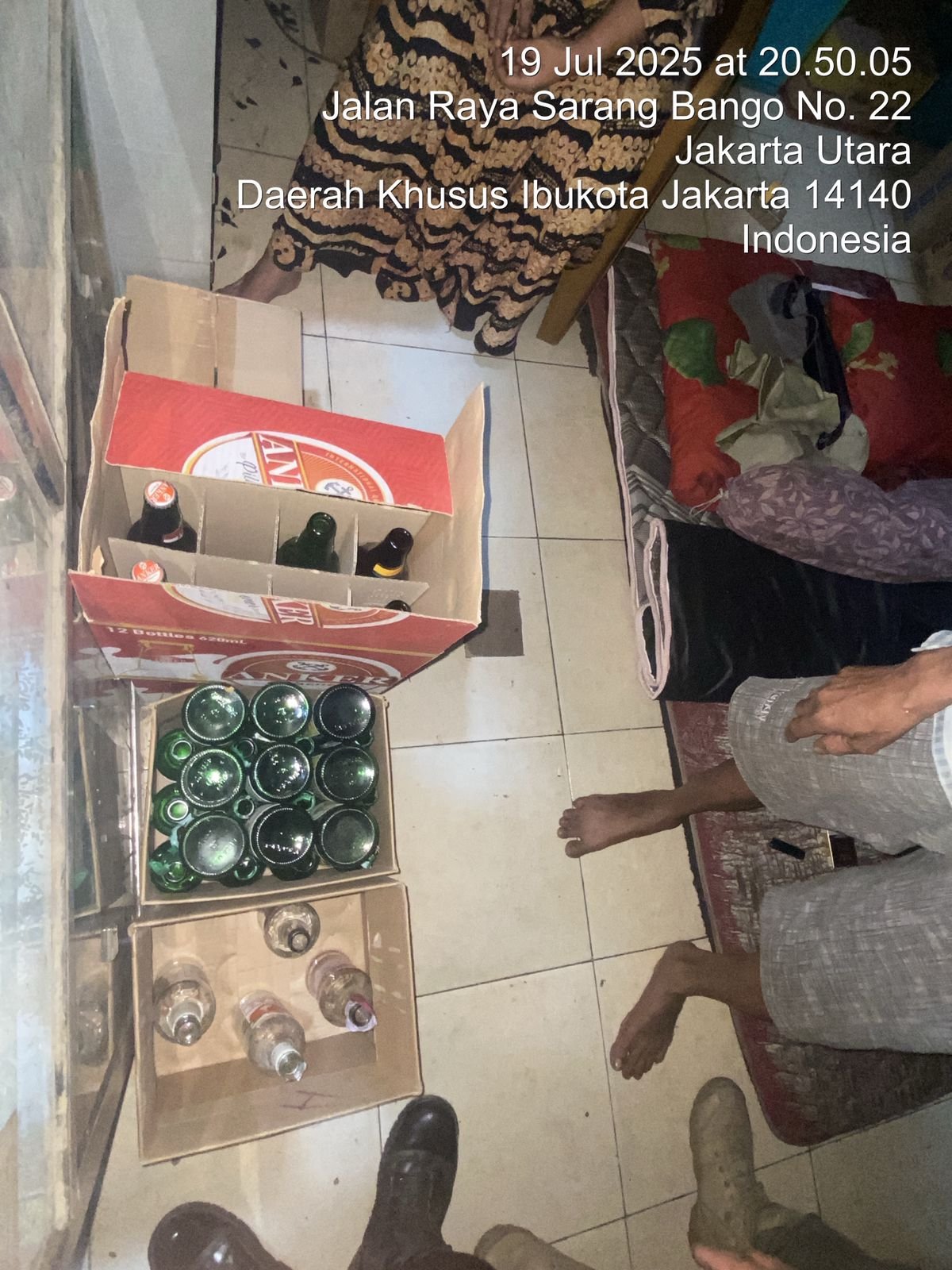 Portal Berita Indonesia dan Dunia Terkini Hari Ini, Update Harian Terbaru, Terlengkap, Tajam, Aktual dan Berimbang. Operasi Gabungan Satpol PP Cilincing Sita 31 Botol Miras Ilegal, Pemilik Warung Justru Menantang - Teropong Rakyat