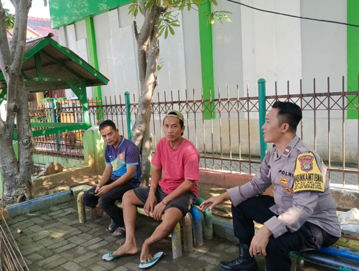 Polisi Humanis, Bhabinkamtibmas Pulau Kelapa Sambang Tokoh Masyarakat Ajak Warga Jaga Keamanan dan Tolak Judi Online